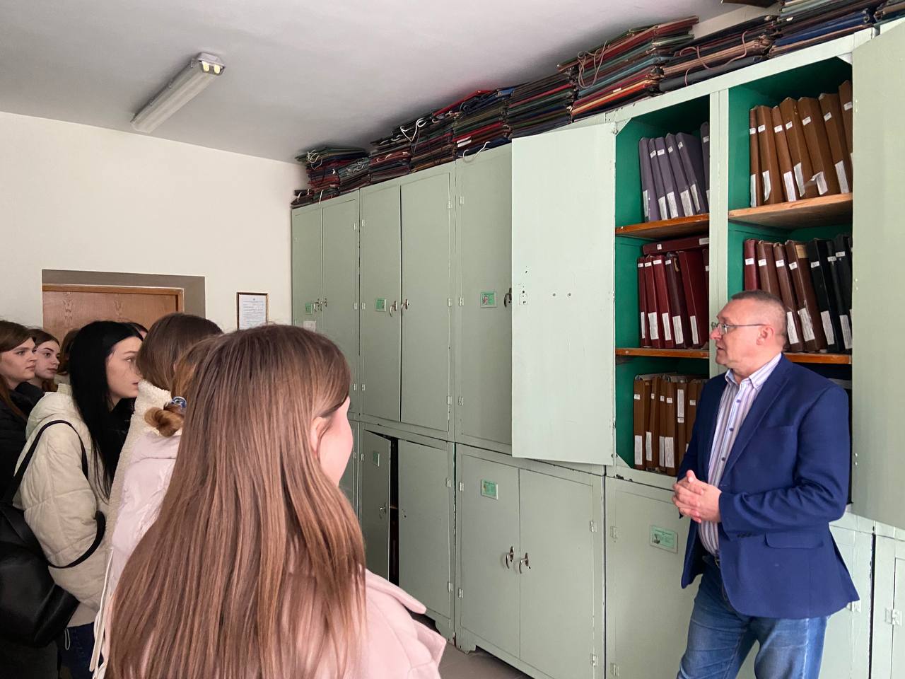 Викладач Руслан Яворівський демонструє гербарні фонди кафедри ботаніки та зоології